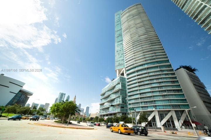 Marina Blue Unit 2211 condo pending at 888 Biscayne Blvd # 2211, Miami FL 33132